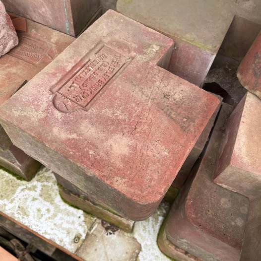 RECLAIMED SINGLE BULLNOSE KETLEY CORNER BRICK - Image 2