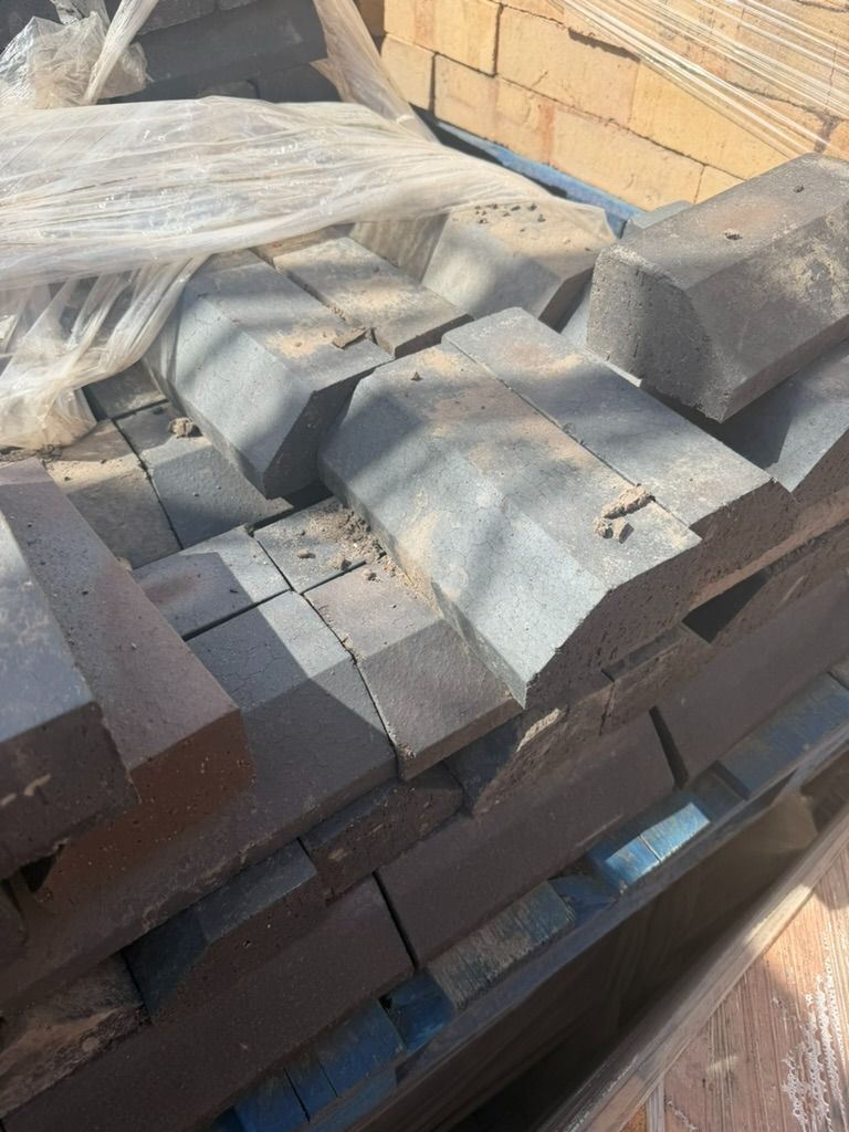 Plinth Stretchers with 22mm Upstand Smooth Blue Bricks – 400 Pack - Image 2